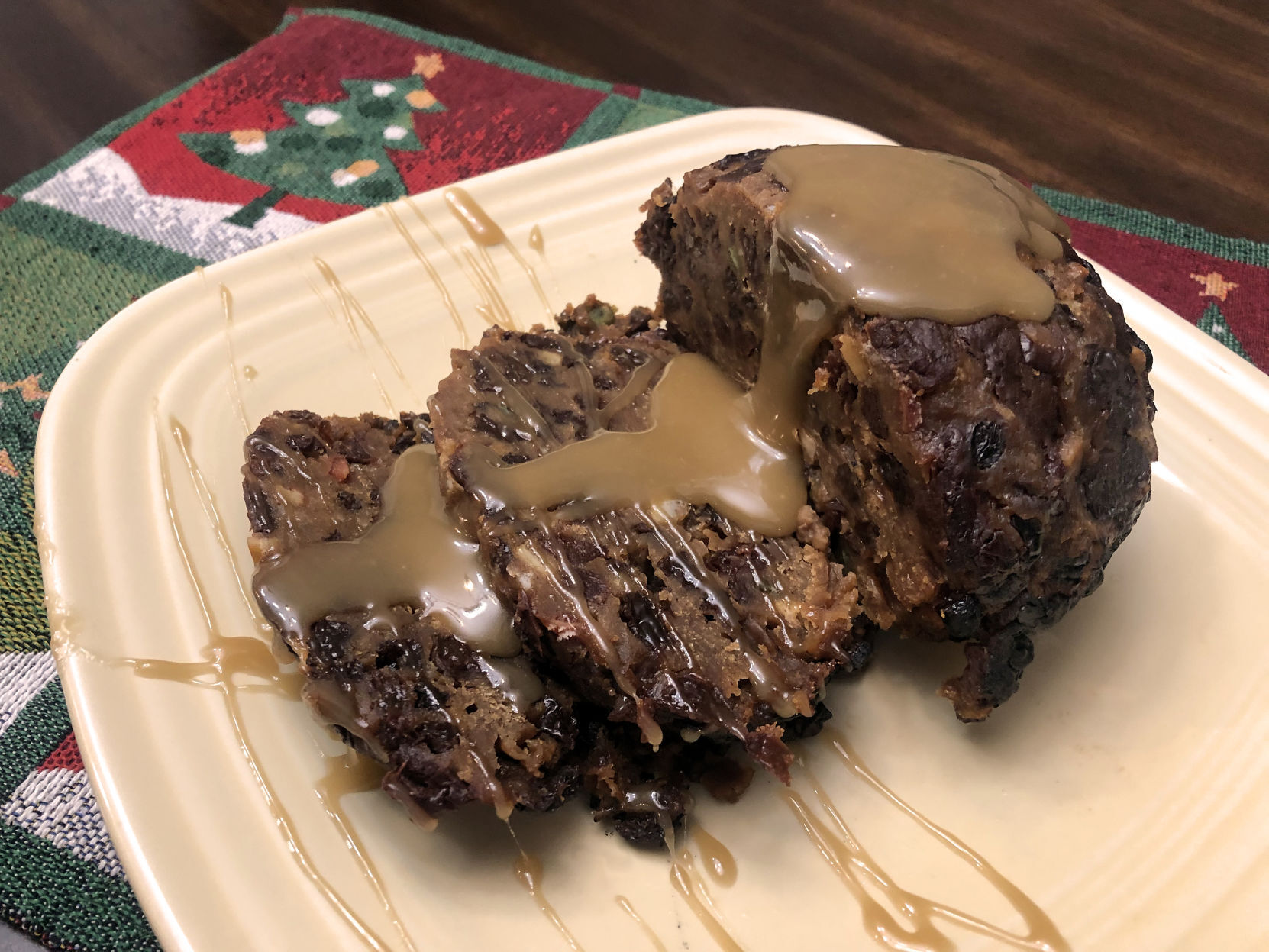 sliced pudding with sauce